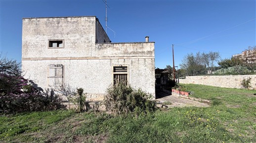 Antico Fabbricato Alle Porte di Putignano, Parzialmente In Pietra e Terreno.